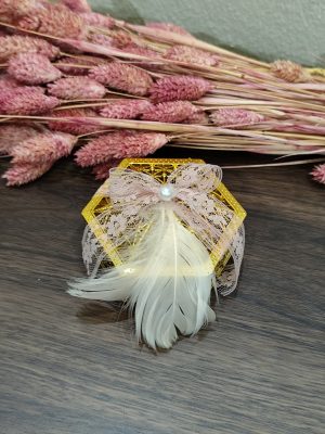 Χρυσό Κουτάκι Μπομπονιέρα με Δαντέλα & Φτερό